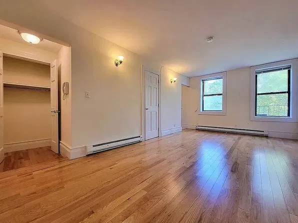 439 W 47th St #4Z, New York, NY 10036