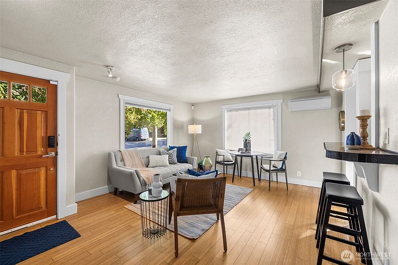 4th image of 3019 E Union Street