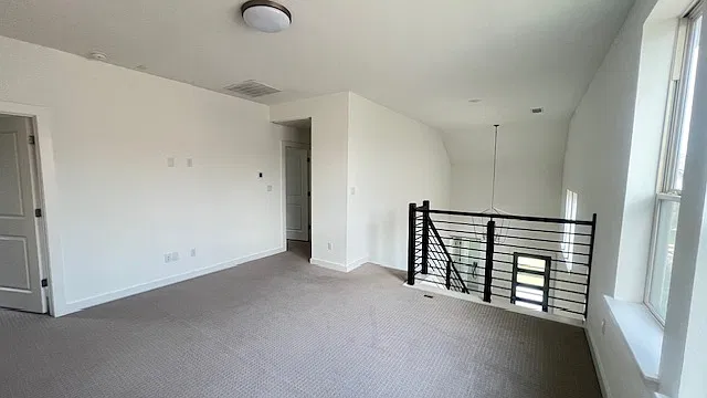 4 bed, 2328 sqft, $2,495 — Photo 3