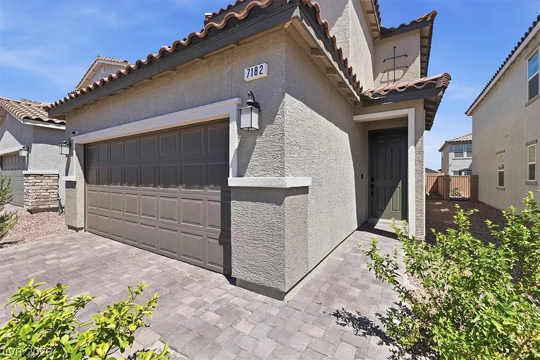 4 bed, 3.0 bath, 2118 sqft, $2,350 — Photo 2