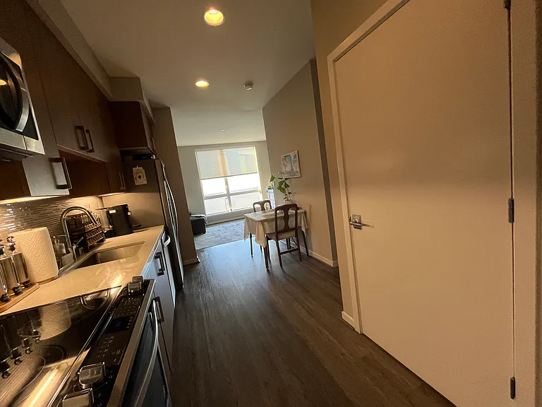 Makati Cir — Photo 9