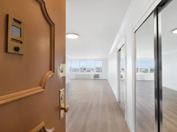 10 Huron Avenue 17F image 3 of 34