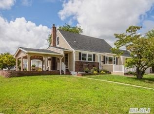 790 Woodside Dr, Wantagh, NY 11793