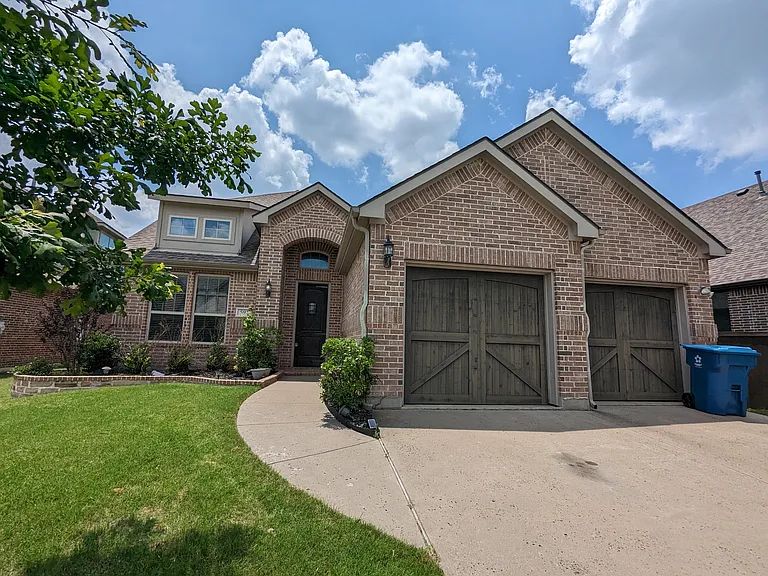 591 Deverson Dr — Photo 1