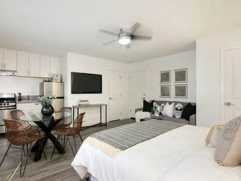 1321 E St #5 — Photo 2