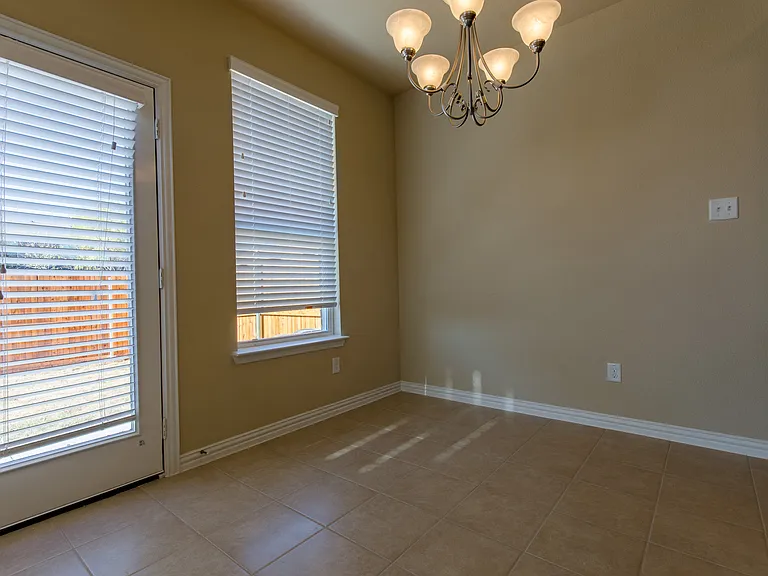 1940 Argyle Ln — Photo 11