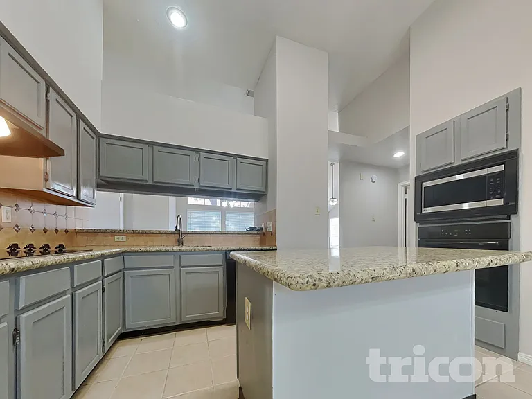 8559 Spring Green Dr — Photo 5
