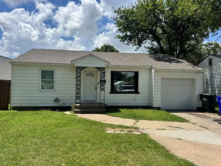 1122 N Flood Ave — Photo 1