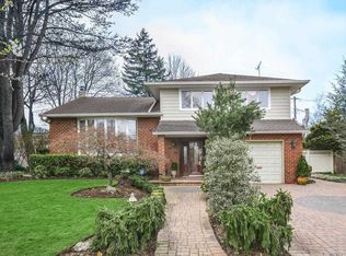 93 Serpentine Ln, Albertson, NY 11507