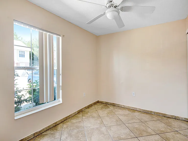 140 Jones Ln #B — Photo 11