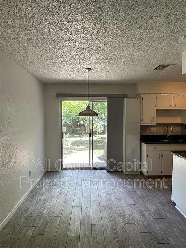 2 bed, 1.0 bath, 832 sqft, $995 — Photo 4