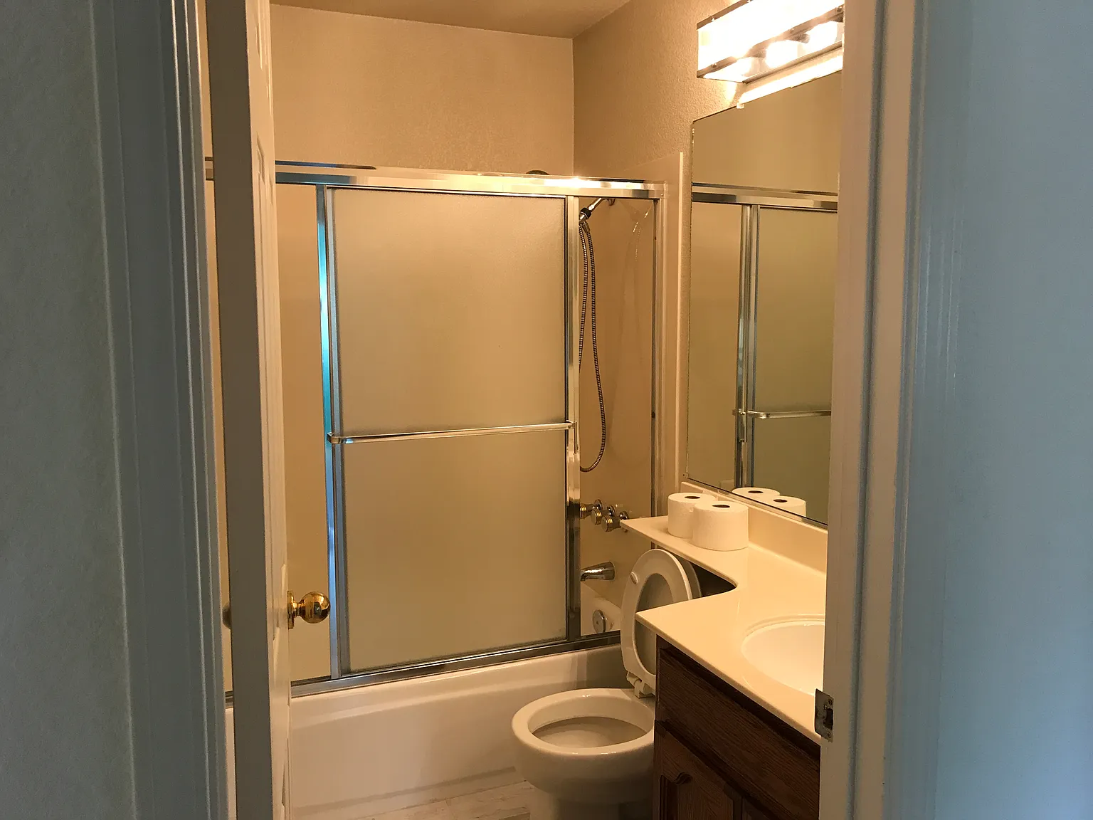 5 bed, 2435 sqft, $3,895 — Photo 4