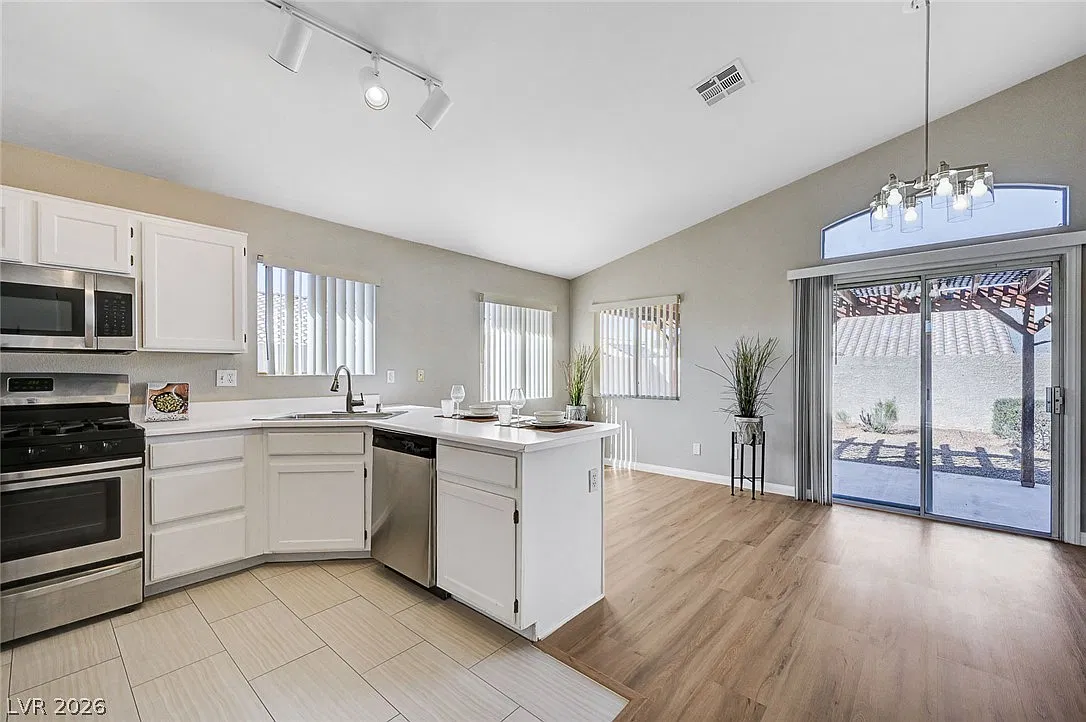 2 bed, 2.0 bath, 890 sqft, $1,850 — Photo 2