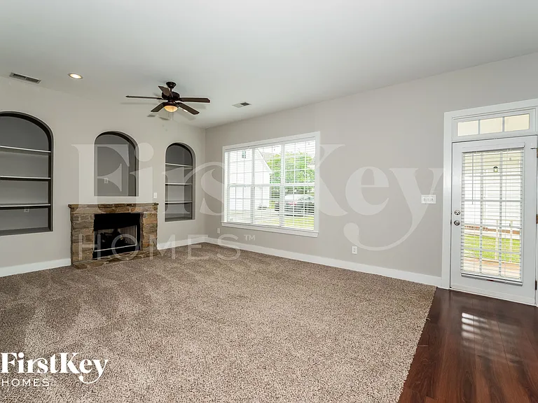 4598 Clubview Dr — Photo 3