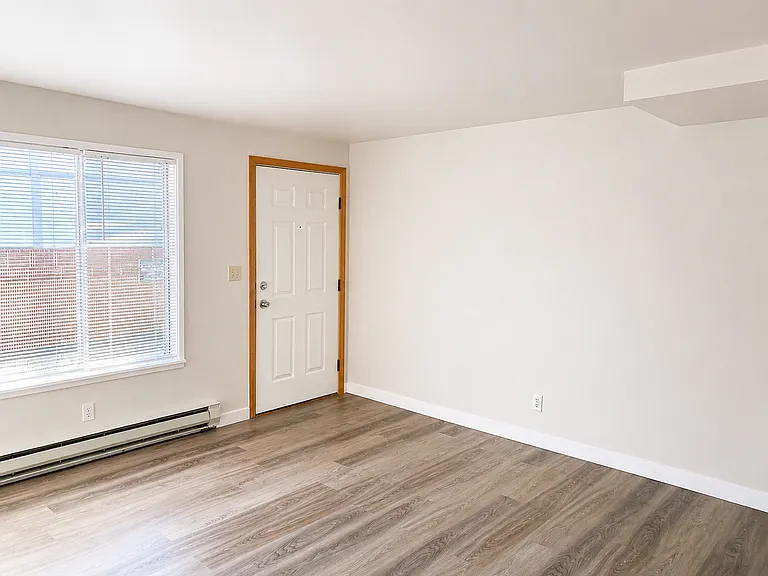703 Woodford Ave N — Photo 8