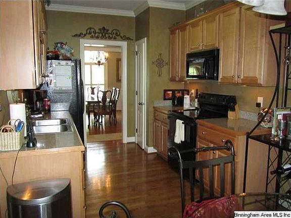 5th image of 64 Woodbury Dr