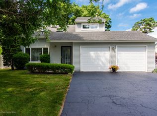 33 Bunker Hill Dr, Toms River, NJ 08755