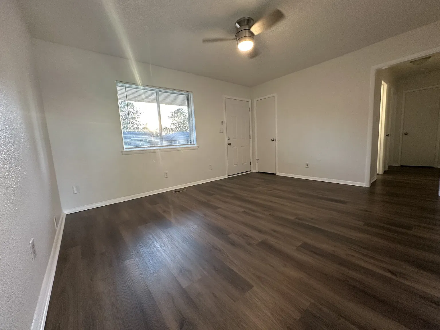 3 bed, 1.0 bath, 858 sqft, $1,100 — Photo 3