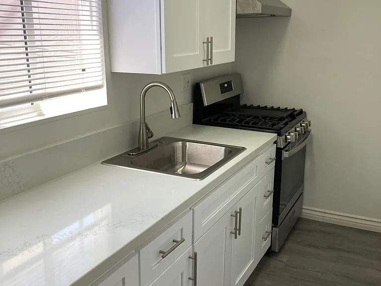 Gorgeous Quart countertop, 5 burner stove,
