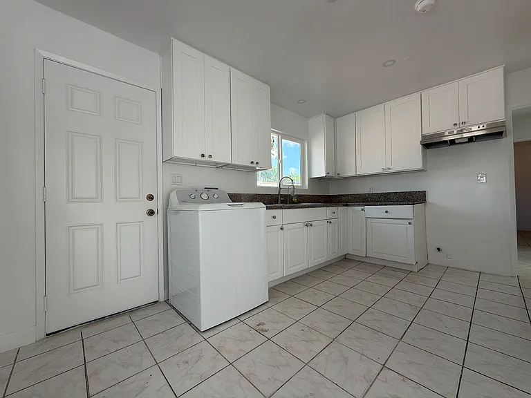 11937 Elliott Ave #B — Photo 6