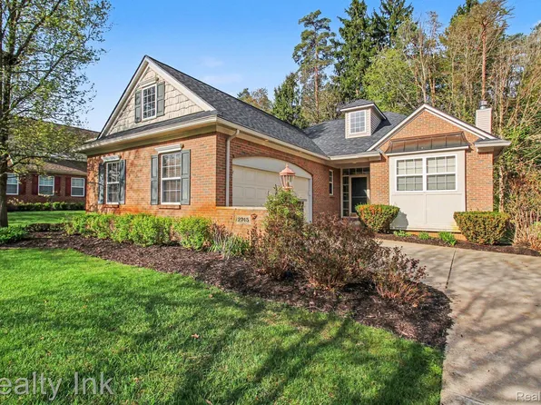 2745 Signature Cir, Pinckney, MI 48169