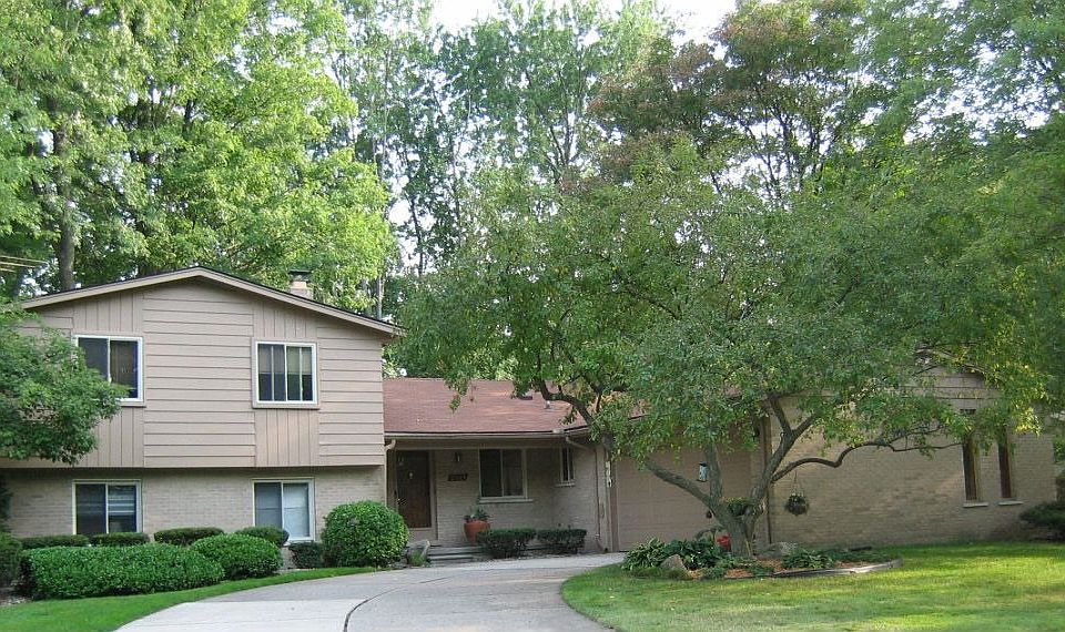  2 1/2 car attached garage 