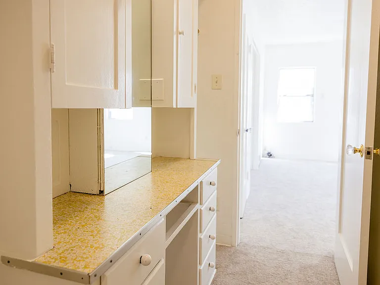 52 W Center St #B — Photo 11