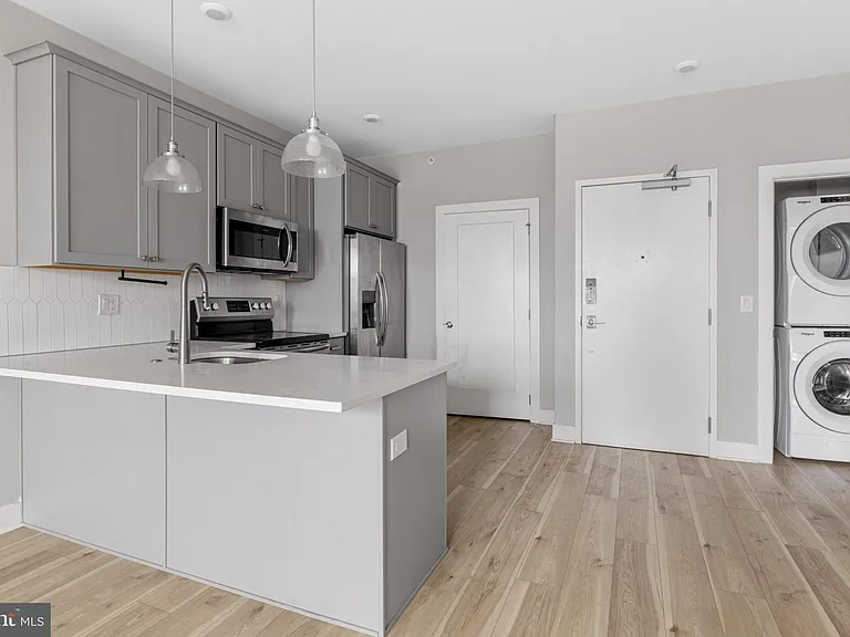 5230 Walnut St #5R — Photo 4