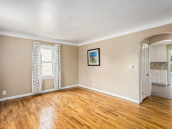 4th image of 917 Eleanor St NE