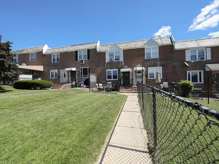 1357 Westbury Dr — Photo 2