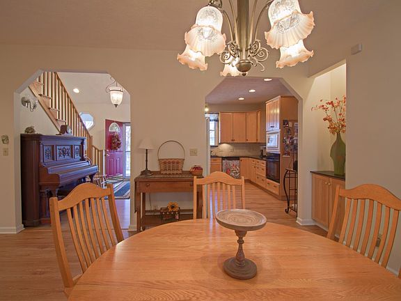 2nd image of 120 Bridlewood Trl