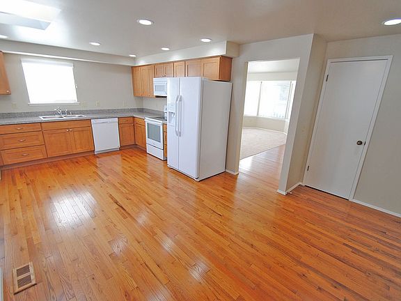 3rd image of 810 Beach Ave
