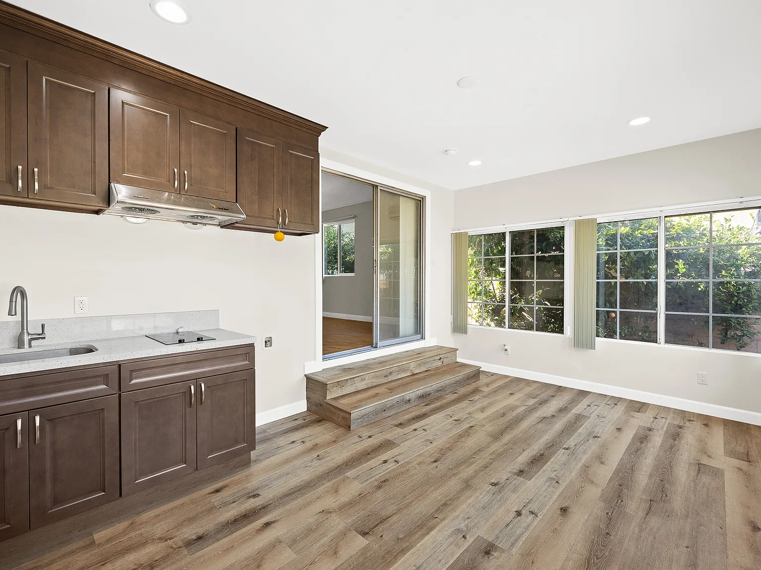 2 bed, 850 sqft, $2,400 — Photo 3