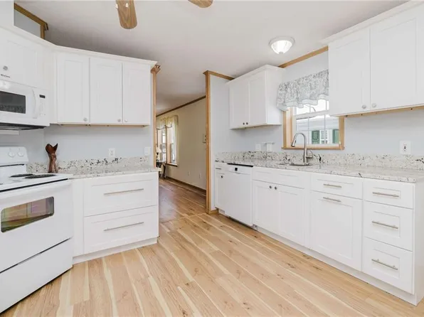 21 Nightingale Ln, Tiverton, RI 02878