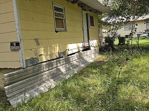 5th image of 408 Chisholm St