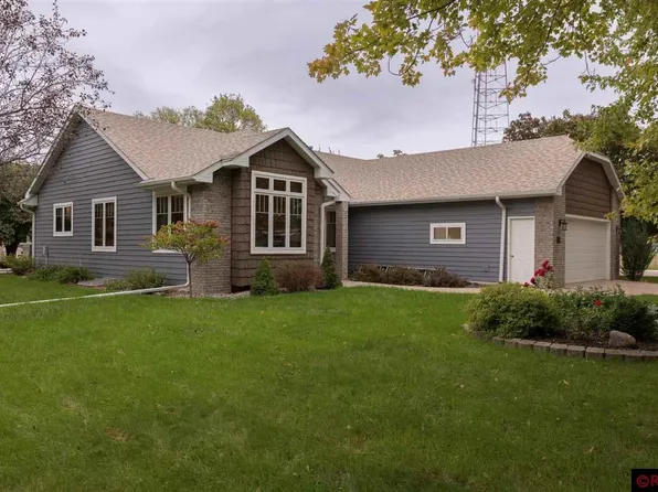 10 Regency Ct, North Mankato, MN 56003