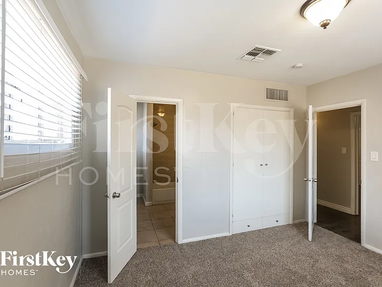 1822 N 21st Pl — Photo 12