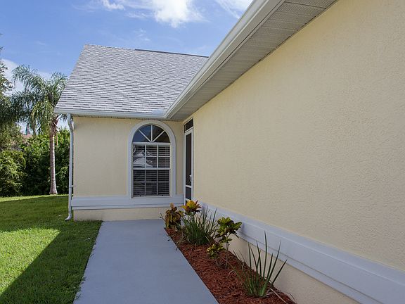 Screened front porch entry