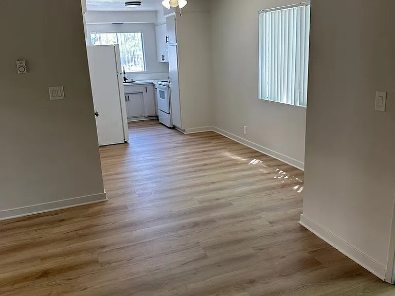 10805 Camarillo St — Photo 9