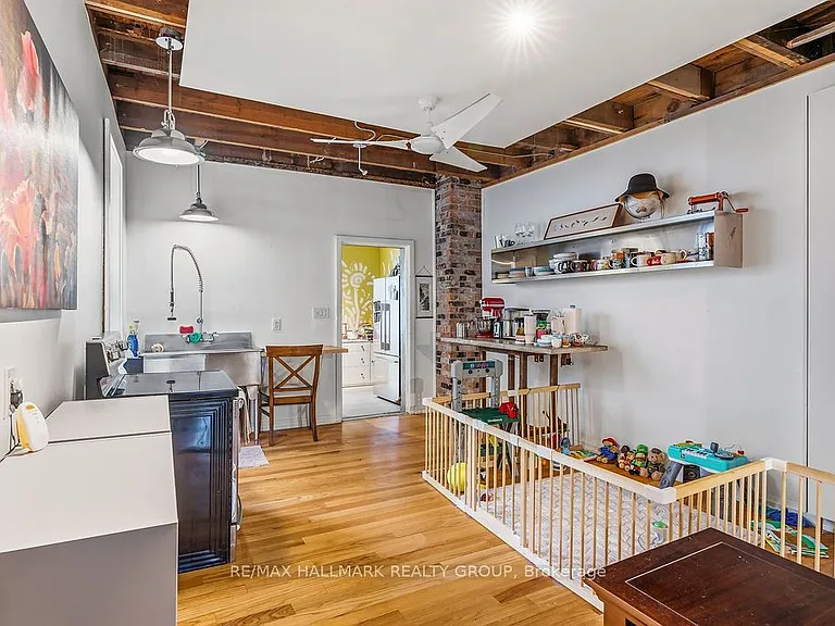 439 Kent St — Photo 14