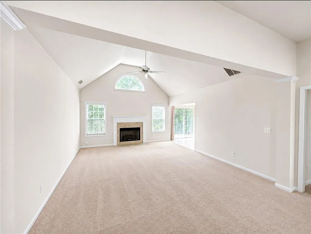 3 bed, 2.0 bath, 1722 sqft, $2,400 — Photo 2
