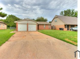 302 Bellaire Dr, Moore, OK 73160