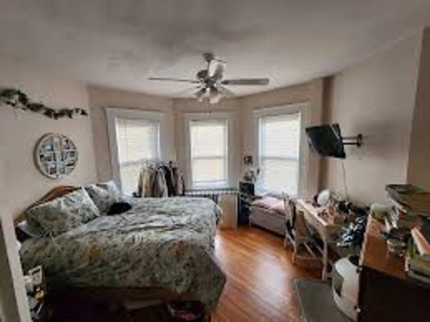 No Brokers Fee. Oak Sq. Area of Brighton. Eat-in Kitchen, Parch, Laundry on a Site — Photo 3