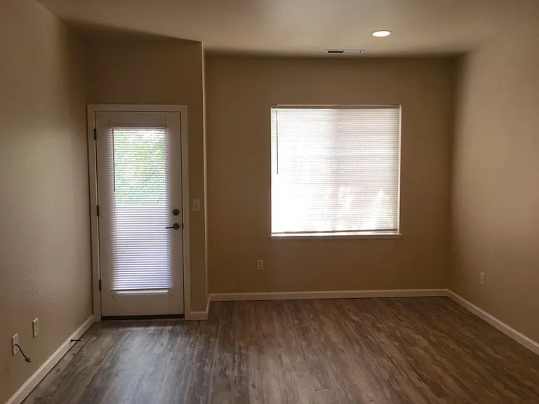 181 Hillcrest Dr — Photo 2