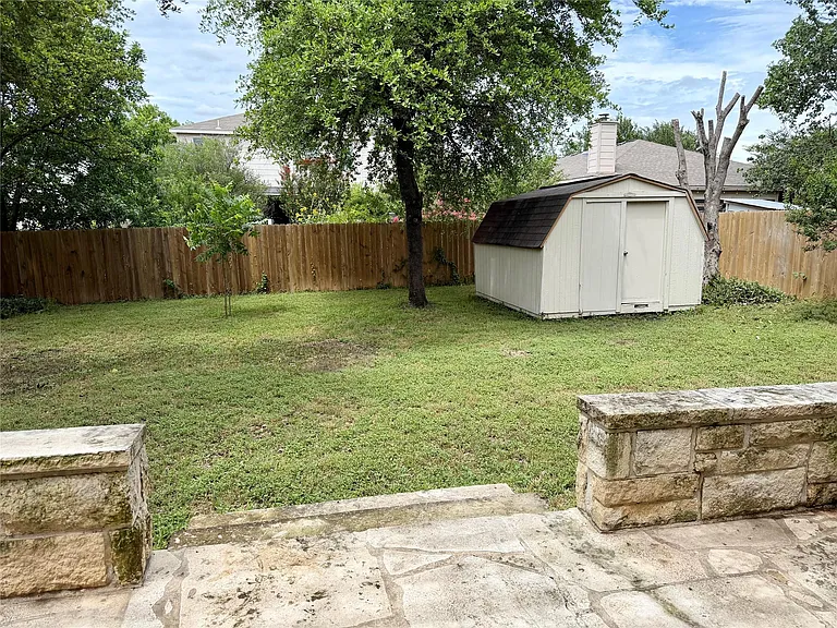 804 Tapestry Cv — Photo 32
