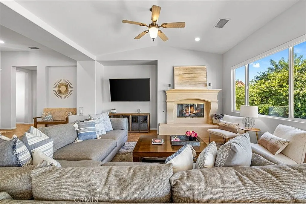 6 bed, 2776 sqft, $4,995 — Photo 3