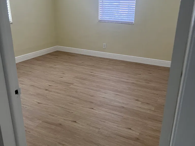 615 NE 8th St #8 — Photo 2