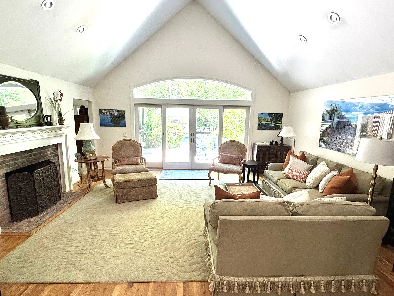 Beautiful Traditional Close to Town! — Photo 2