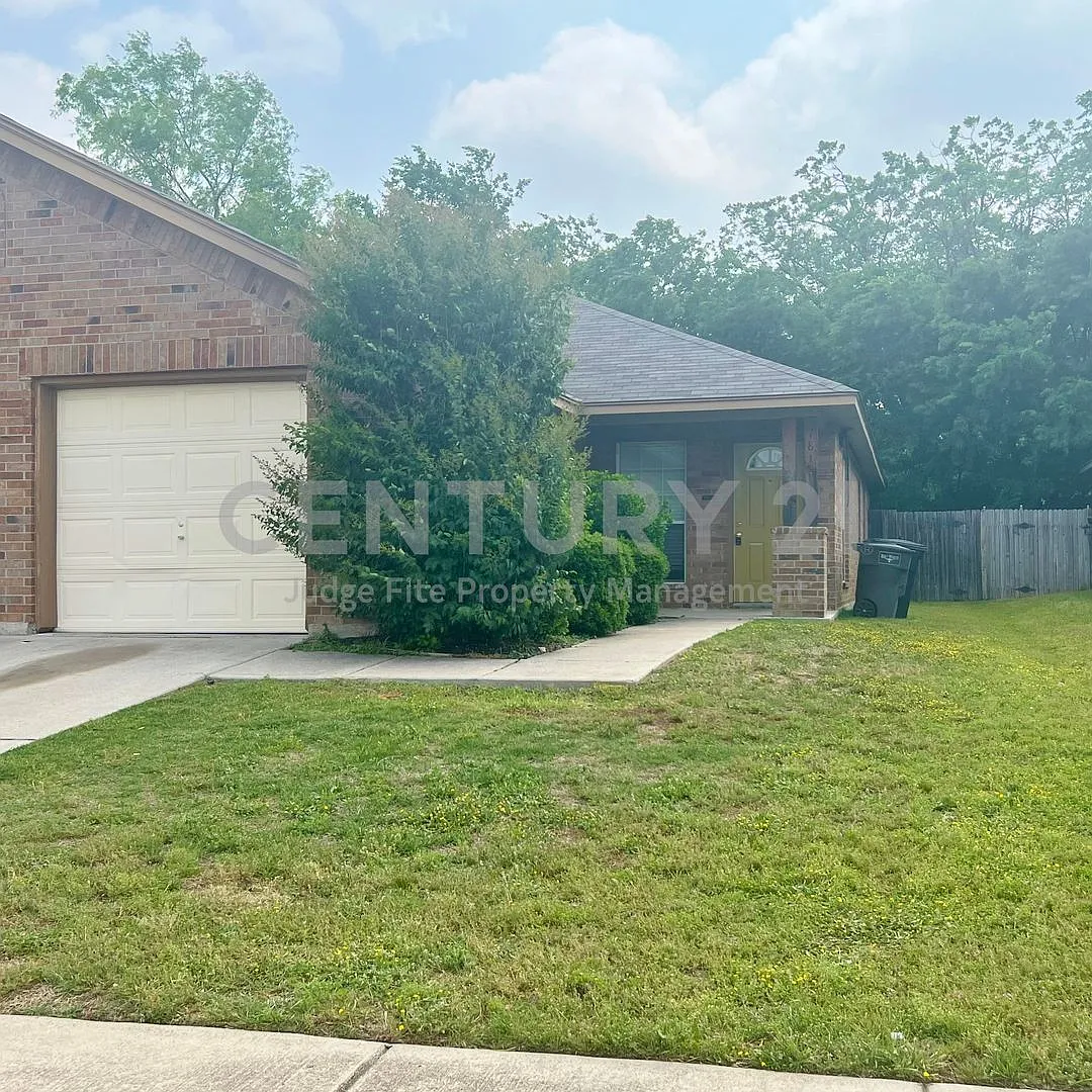 Nice 3/2/1 Duplex in Crowley ISD For Rent! — Photo 1