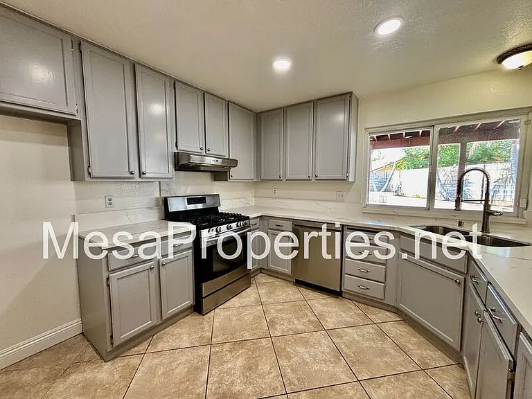 2378 N Sycamore Ave — Photo 5
